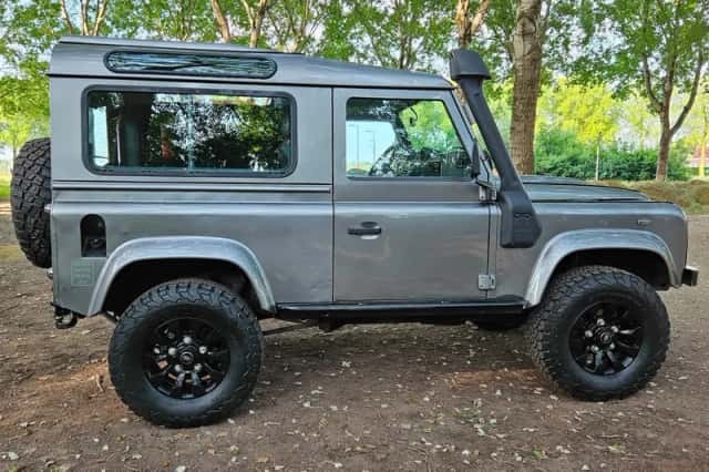 Land Rover Defender (2008) thumbnail 5