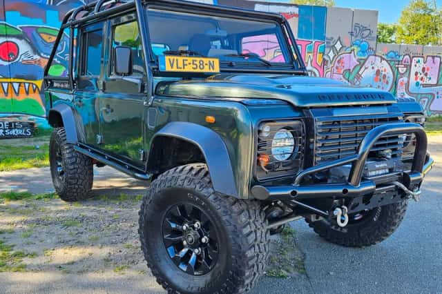 Land Rover Defender (2007) thumbnail 1