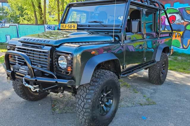 Land Rover Defender (2007) thumbnail 2