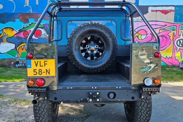 Land Rover Defender (2007) thumbnail 6