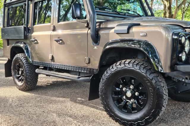 Land Rover Defender (2012) thumbnail 2