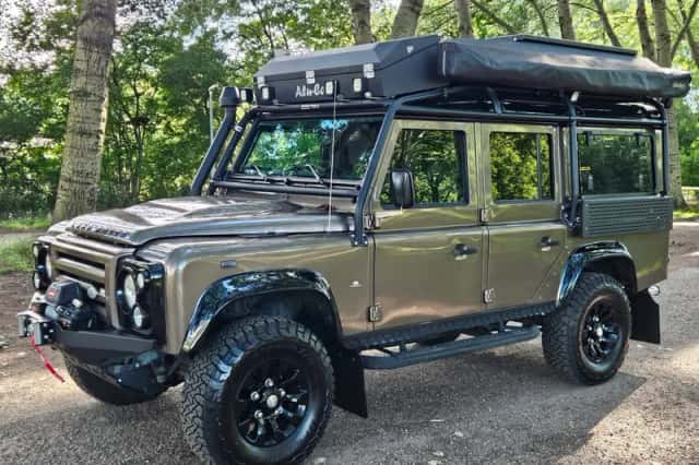 Land Rover Defender (2012) thumbnail 3