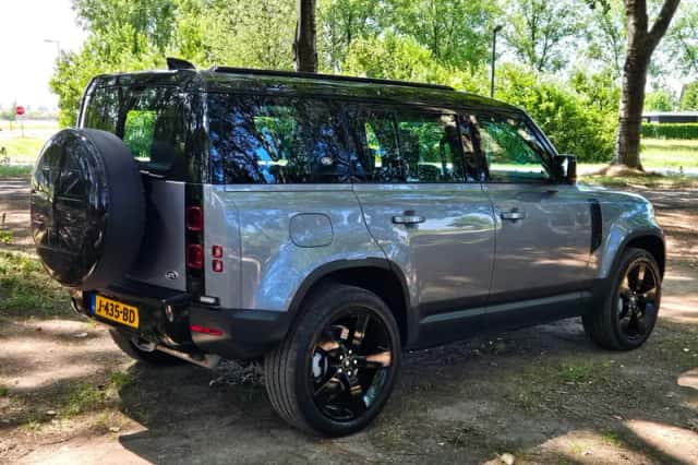 Land Rover Defender (2020) thumbnail 3