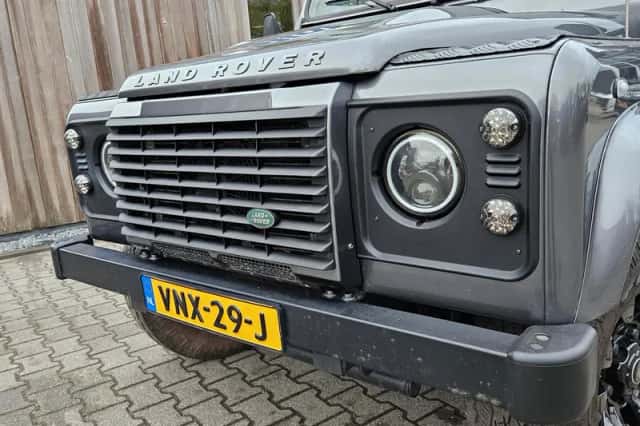 Land Rover Defender (2014) thumbnail 2