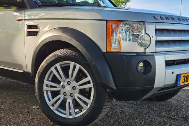 Land Rover Discovery (2005) thumbnail 3