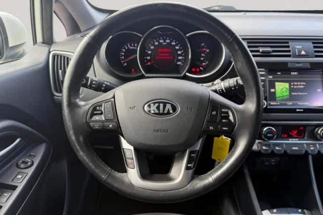 Kia Rio (2015) thumbnail 6