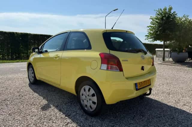 Toyota Yaris (2009) thumbnail 2
