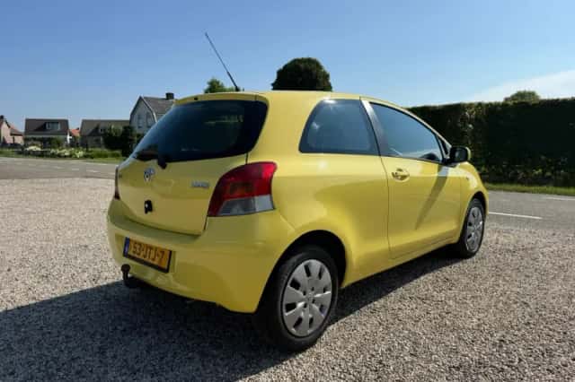 Toyota Yaris (2009) thumbnail 3