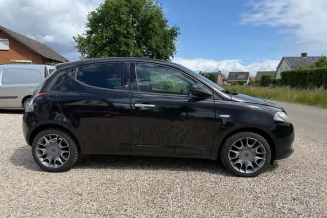 Lancia Ypsilon (2012) thumbnail 5