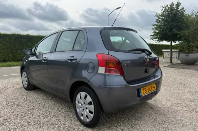 Toyota Yaris (2009) thumbnail 2