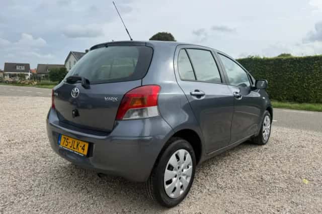Toyota Yaris (2009) thumbnail 3