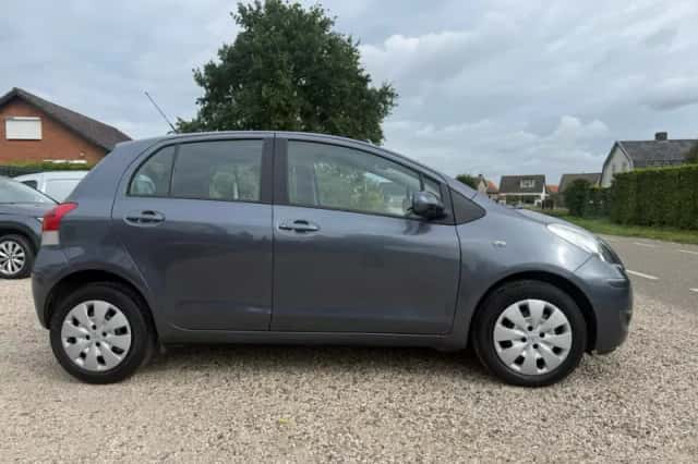 Toyota Yaris (2009) thumbnail 5