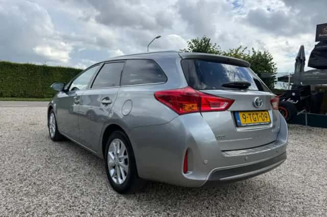 Toyota Auris (2014) thumbnail 2