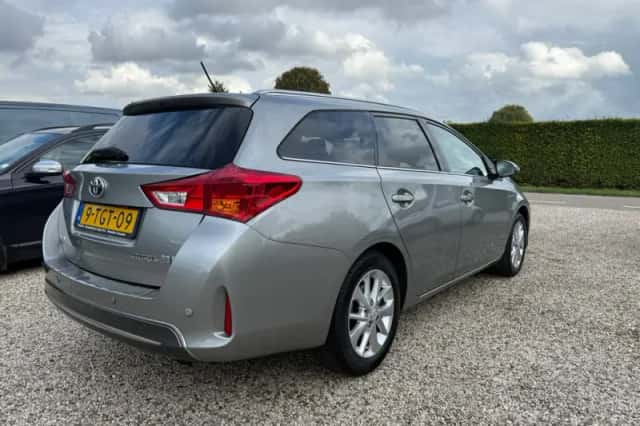 Toyota Auris (2014) thumbnail 3