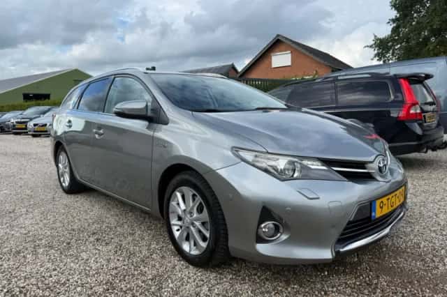 Toyota Auris (2014) thumbnail 4