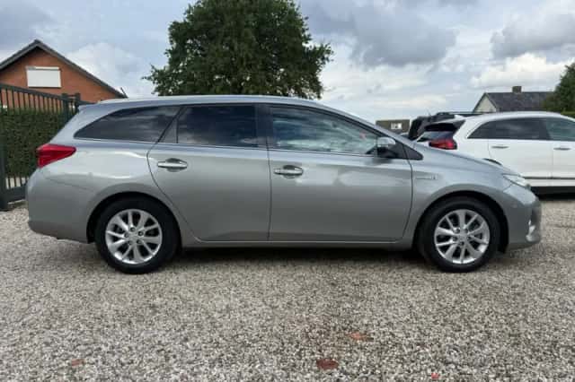 Toyota Auris (2014) thumbnail 5
