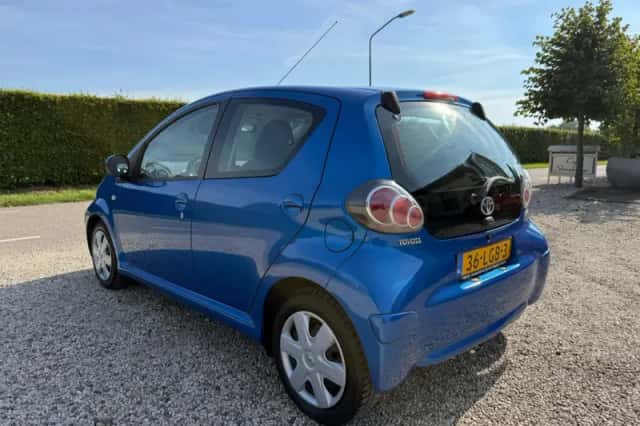 Toyota Aygo (2010) thumbnail 2