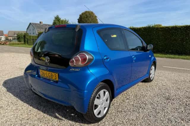 Toyota Aygo (2010) thumbnail 3