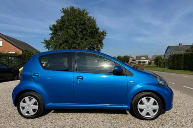 Toyota Aygo (2010) thumbnail 5
