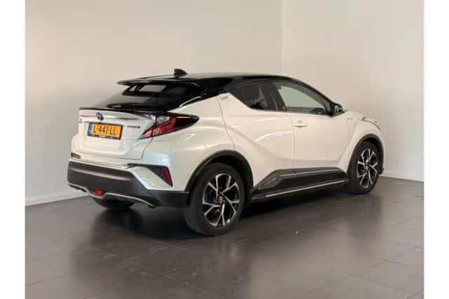 Toyota C-HR (2020) thumbnail 2