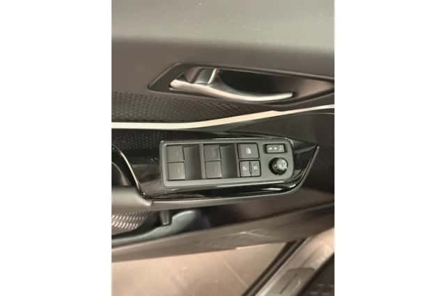 Toyota C-HR (2023) thumbnail 6