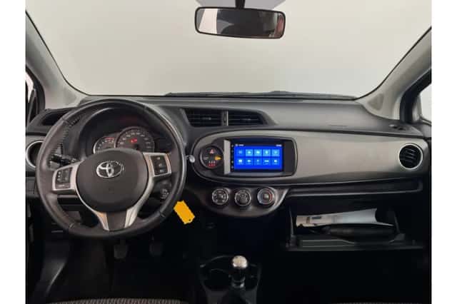 Toyota Yaris (2014) thumbnail 2