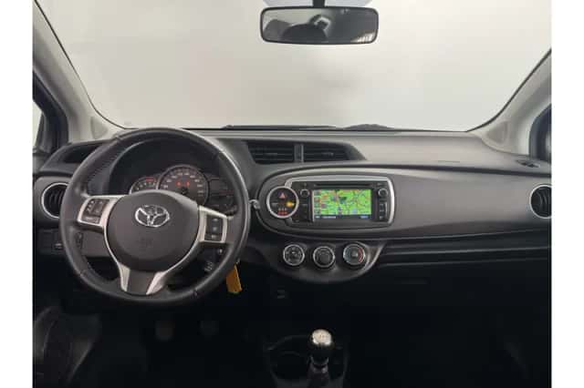 Toyota Yaris (2013) thumbnail 2