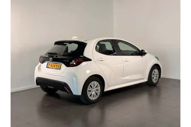 Toyota Yaris (2022) thumbnail 3