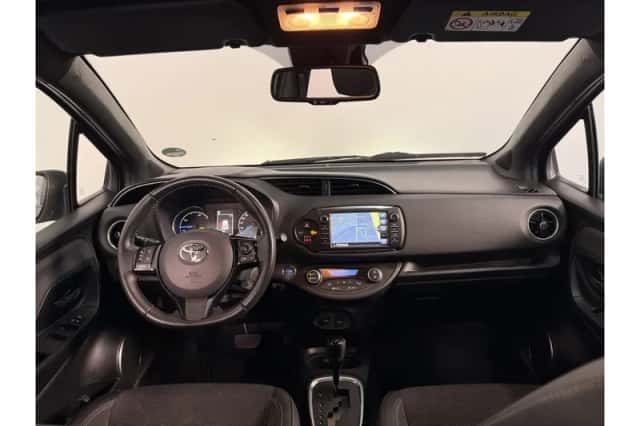 Toyota Yaris (2017) thumbnail 2