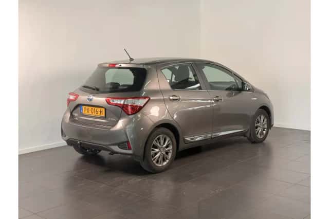 Toyota Yaris (2017) thumbnail 3