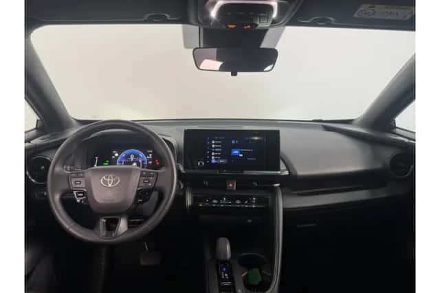 Toyota C-HR (2024) thumbnail 2
