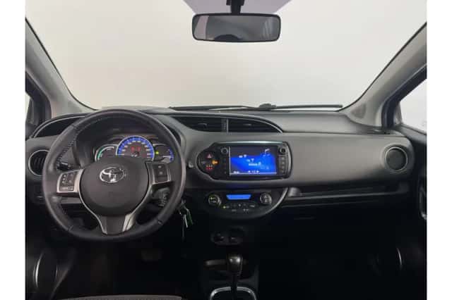 Toyota Yaris (2015) thumbnail 2