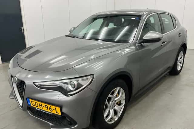 Alfa Romeo Stelvio (2018) thumbnail 1
