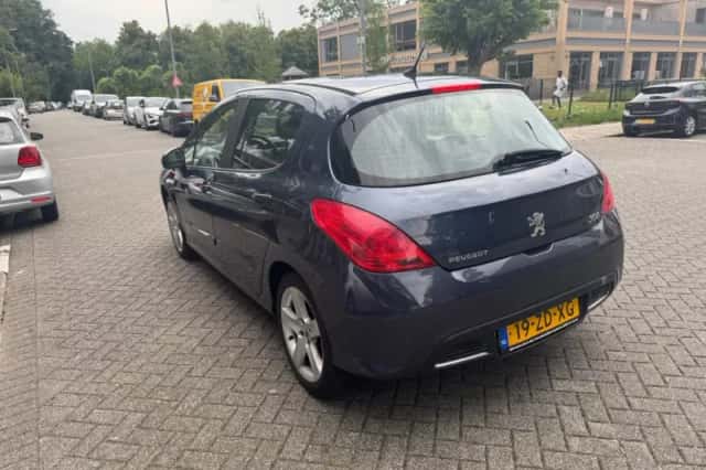 Peugeot 308 (2008) thumbnail 4