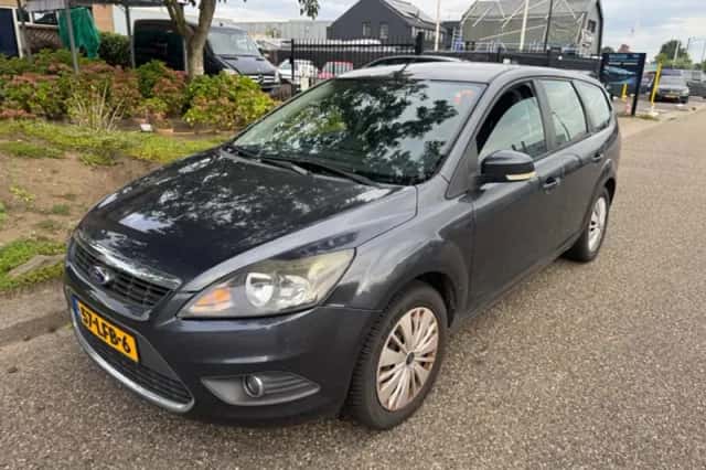 Ford Focus (2010) thumbnail 3
