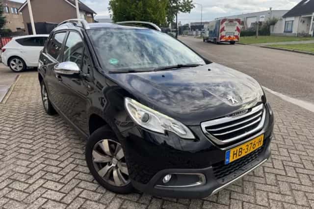 Peugeot 2008 (2015) thumbnail 2