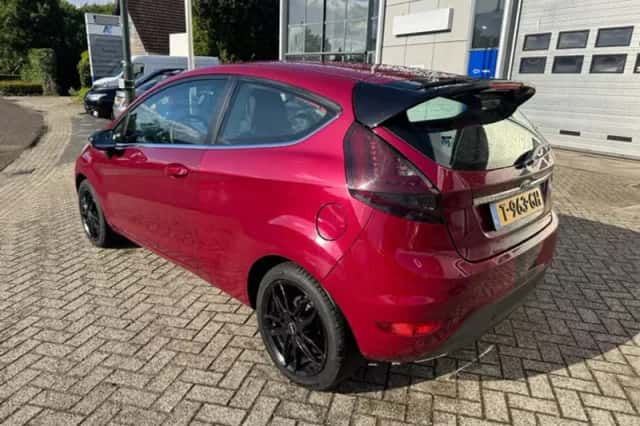 Ford Fiesta (2010) thumbnail 3