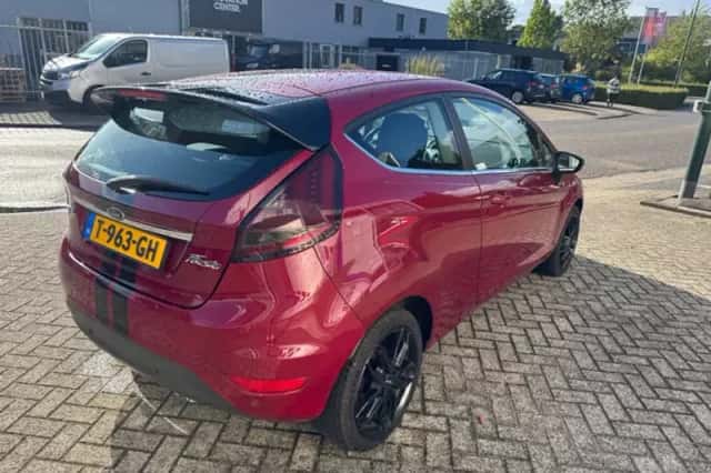 Ford Fiesta (2010) thumbnail 5