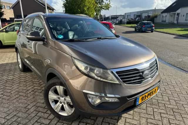 Kia Sportage (2011) thumbnail 2
