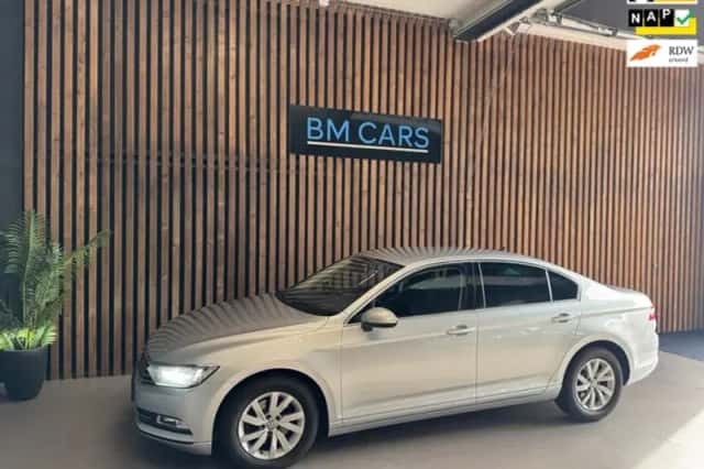 Volkswagen Passat (2018) thumbnail 1