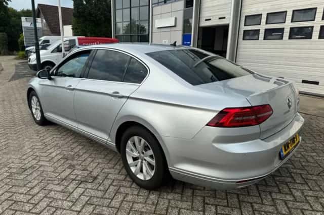 Volkswagen Passat (2018) thumbnail 2