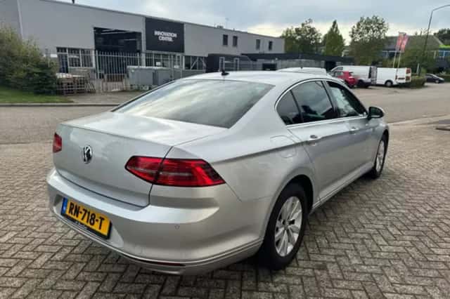 Volkswagen Passat (2018) thumbnail 4