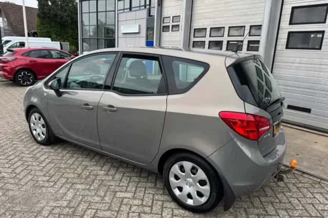 Opel Meriva (2010) thumbnail 3