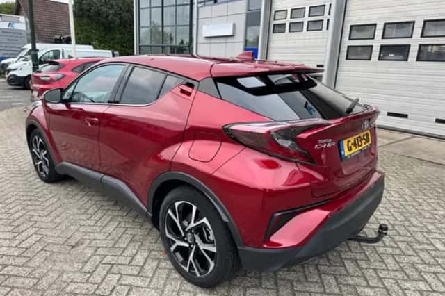 Toyota C-HR (2019) thumbnail 3