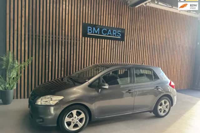 Toyota Auris (2010) thumbnail 1