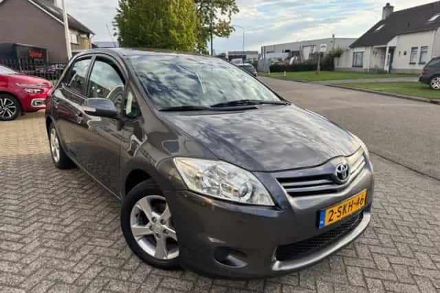 Toyota Auris (2010) thumbnail 2
