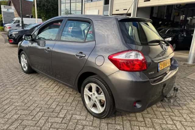 Toyota Auris (2010) thumbnail 3