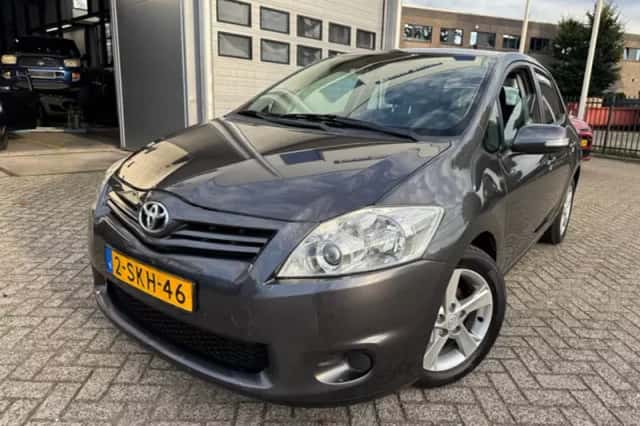 Toyota Auris (2010) thumbnail 4