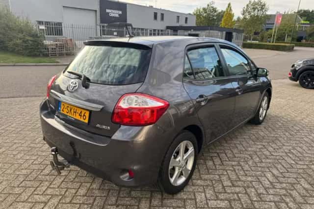 Toyota Auris (2010) thumbnail 5