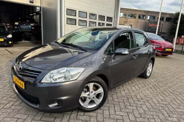 Toyota Auris (2010) thumbnail 6